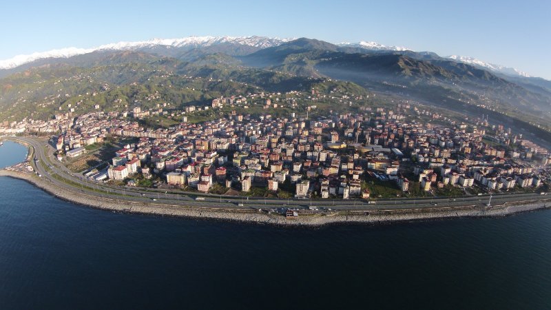 Karadeniz ikliminin koşulları İlçe için de geçerli olup, kıyı kısımları ılık ve bol yağışlıdır. İç kısımlara gidildikçe iklim sertleşir. Yıllık ortalama sıcaklık 14–15 C derecedir.