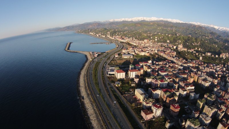 Uzun yıllar Roma ve Bizans İmparatorluğunun yönetimi altında kalan Ardeşen, daha sonra Trabzon Rum Pontus İmparatorluğu`nun yönetimine girmiştir. 1461 yılında Fatih Sultan Mehmet, Rum Pontus İmparatorluğu’nu yıkınca Ardeşen bir süre özerk kalmıştır.