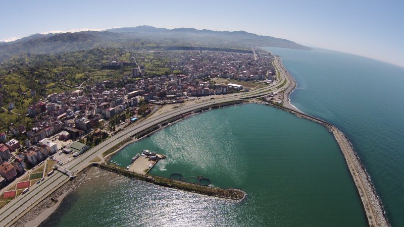 Şemsettin Sami ve Ali Cevat`ın eserlerinde Ardeşen, Trabzon Vilayeti Sancağının Atina Kazası’na bağlı bir kasaba biçiminde tanımlanmakta, halkın tümüyle Türk olduğu kaydedilmektedir. Daha önce Pazar İlçesinin bucak merkezi olan Ardeşen, 1 Mart 1953 tarihinde İlçe olmuştur.