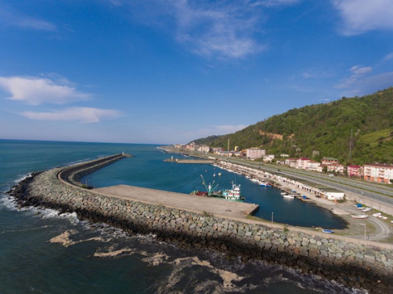 İlçenin Lazca adı 'Viçe'dir. İlk olarak Bizanslı Stephanus tarafından Vizirikos Limni adıyla anılmış olup, Özhan Öztürk'e göre Viçe adını Karadeniz bölgesinin yerli halklarından Bidzerlerden almakta olup bölgede pek çok aile ve köyün adı olan Of ilçesi Visir, Akçaabat Visera, Sürmene Vizera hatta Trakya'da Vize kelimeleriyle ilişkilidir. Yazara göre Viçe'nin de aralarında bulunduğu bu kelimelerin ortak kökü Trak dilinde köy anlamına gelen vis kelimesidir.