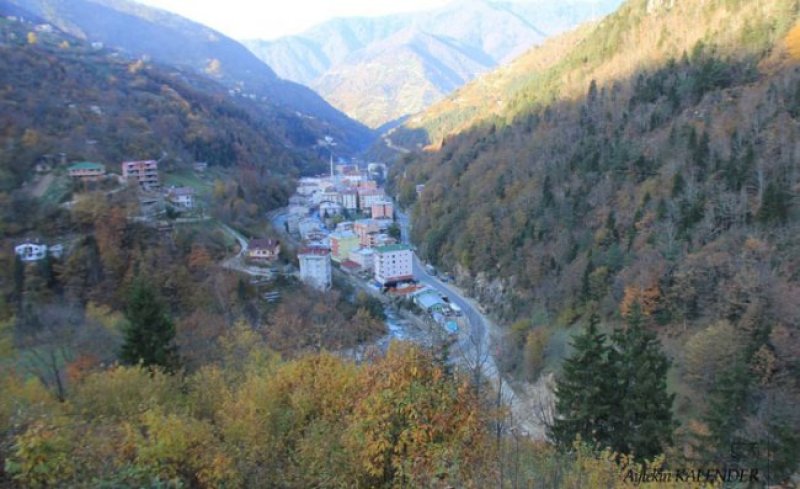 İkizdere, sarp ve derin dağların birleştiği bir vadide kurulmuştur. Çamlık ve Cimil Derelerinin birleştiği noktada kurulan ilçe merkezi, 