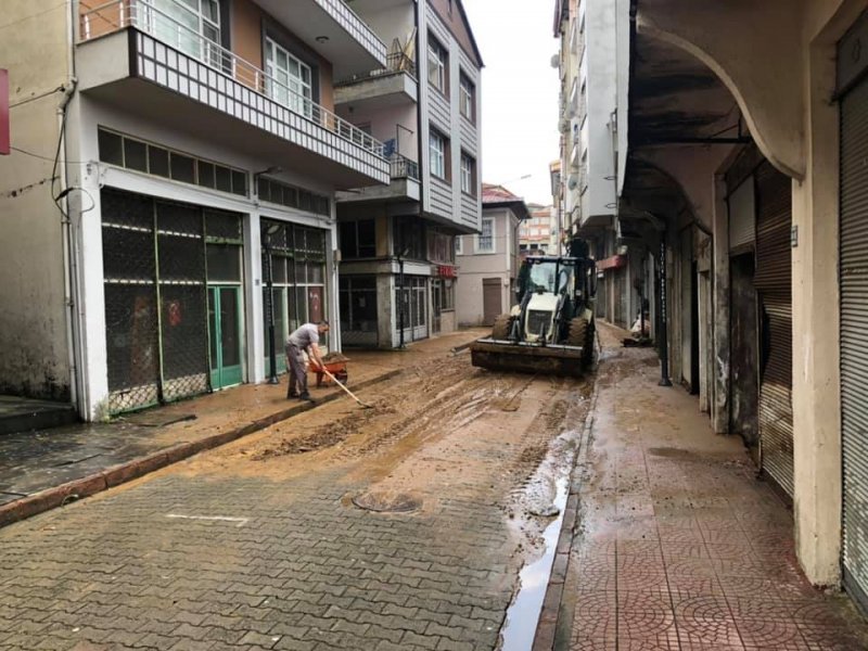 İYİDERE'DE ŞİDDETLİ YAĞIŞ HASARA YOL AÇTI - Rize'nin İyidere ilçesinde şiddetli yağışın ardından yaklaşık 15 dükkan su bastı. Yol, kanalizasyon ve su hatlarında hasar meydana geldi.