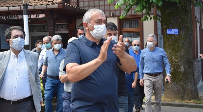 FINDIKLI'DA 'KAYYUM' İDDİASI - Rize'de 27 yıl sonra CHP'nin kazandığı ilk belediye olan Fındıklı'ya kayyum atanacağı iddiaları üzerine ilçe halkı, başkan Ercüment Şahin Çervatoğlu'nun yanında yer aldı.