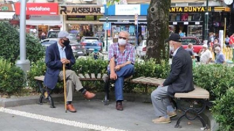 MASKESİZ SOKAĞA ÇIKANLARA 900 LİRA CEZA - Rize'de koronavirüs tedbirleri kapsamında sokağa maskesiz çıkmak yasaklandı. Bu kurala uymayan kişilere ilk 4 günde toplam 175 bin 500 lira para cezası uygulandı.