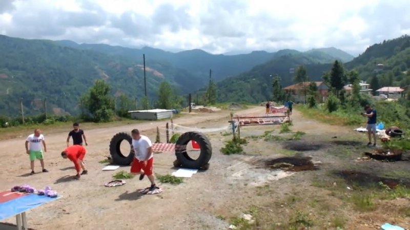 SURVIVOR'I RİZE'YE TAŞIDILAR - Rize Merkeze bağlı Muradiye beldesinde bir araya gelen gençler, beldenin eski adı 'Uruspa'yı kullanarak 'Uruspasurvivor' adını verdikleri yarışmalar düzenliyor.