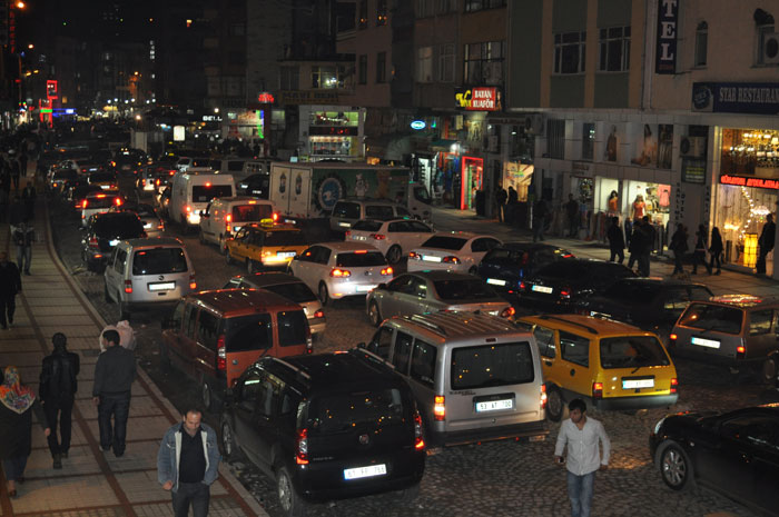 Rize Cumhuriyet Caddesi trafiğin yoğun olduğu bir akşam fotoğrafı