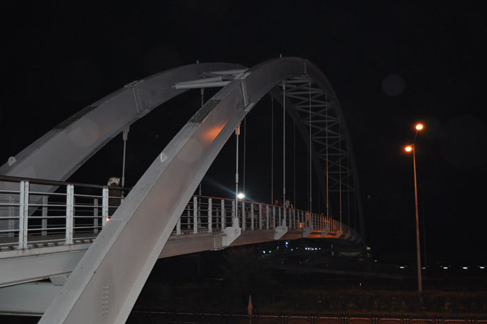 Rize haberlere konu olan meşur köprü bir akşam fotoğrafı