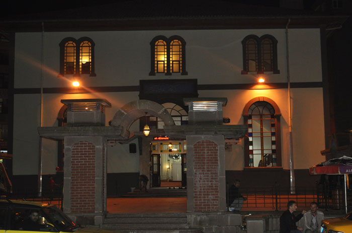 Rize Eski Orta Camii bir akşam fotoğrafı