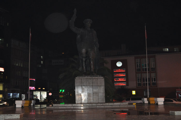 Rize Meydan Atatürk Heykeli bir akşam fotoğrafı