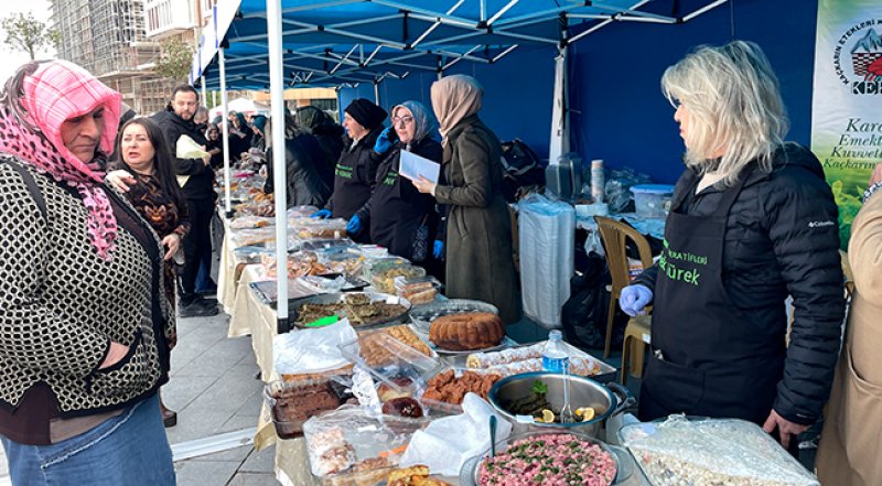 Rize'de kadın kooperatifleri ve kadın konseyi depremzedeler için kermes düzenledi