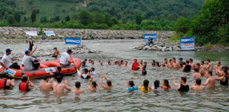 Yer, mekan, zaman fark etmeksizin horon oynamak