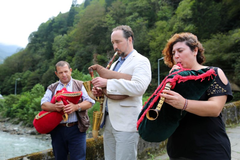 Rize’nin yöresel çalgı aleti olan ‘’tulum’’, düğünlerin ve eğlencelerin vazgeçilmez üyesidir. Temel olarak “dudula”(ağızlık), “gövde” ve “nav” bölümlerinden oluşur.