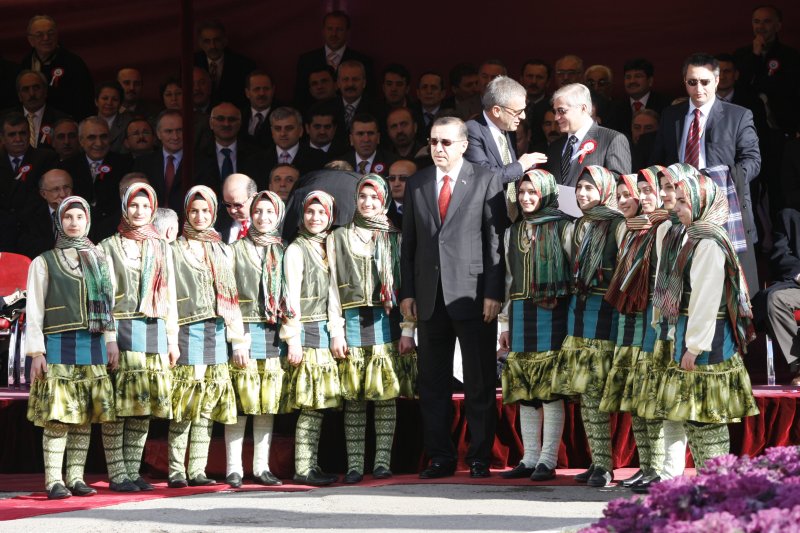 Rize’den bir çok ünlü çıkmasının yanı sıra en bilineni tabi ki Cumhurbaşkanı Recep Tayyip Erdoğan’dır. Erdoğan; Rize’nin Güneysu ilçesindendir.