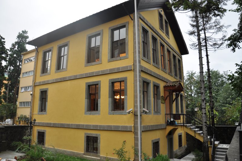 Atatürk’ün Rize’ye geldiğinde kaldığı, o zamanki adı Mataracılar Konağı olan Atatürk Müze Evi de Rize merkezde meşhur olan yerlerdendir.