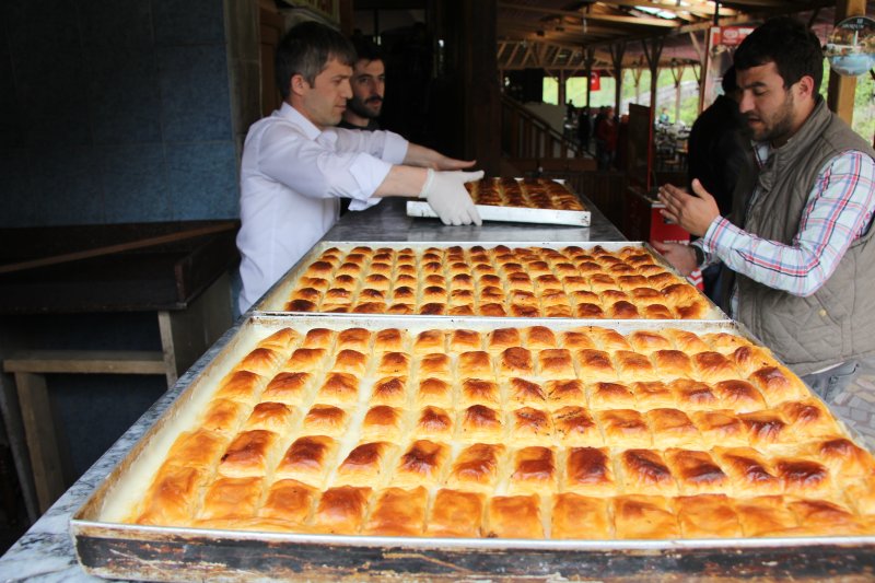 Laz Böreği; yufka, tereyağı, muhallebi ve şerbet ile yapılan Rize’nin meşhur bir tatlısıdır.