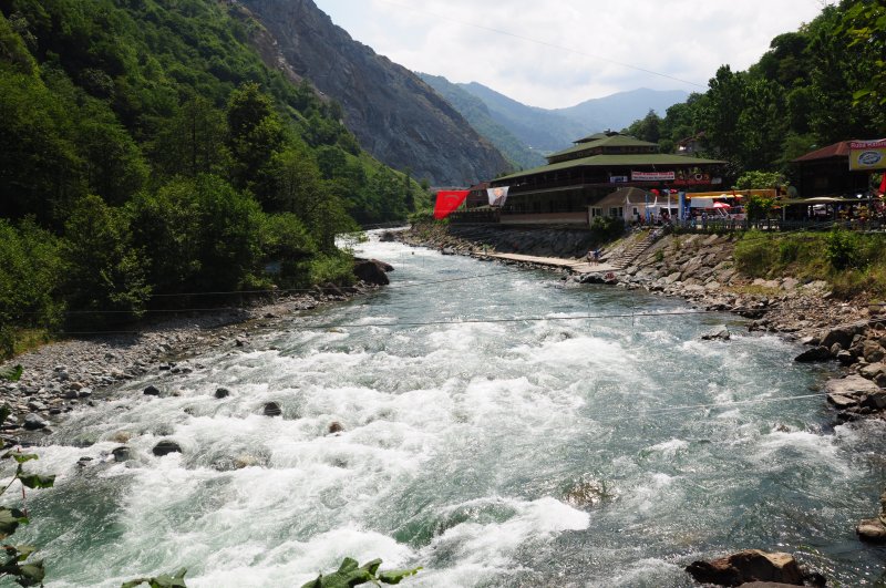 Fırtına Deresi, heyecanı ve adrenalini sevenler için ilk duraktır. Fırtına Deresi’nde Rafting ve Zipline yapabilirsiniz.