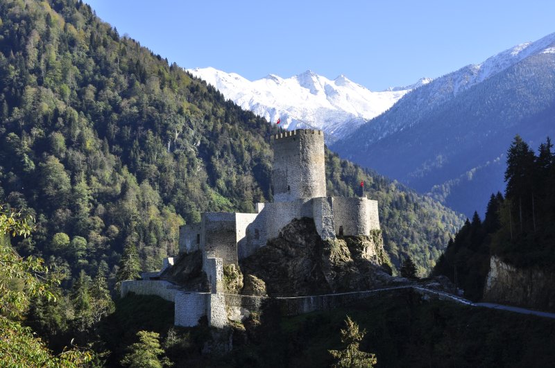 Türkiye’nin en görkemli kalesi olan Zilkale, Çamlıhemşin’de bulunan, Rize’nin önemli tarihi yapılarındandır. Kale, zamanında İpek Yolu üzerinde yer aldığı için eski dönemlerde konaklama ve haberleşme amacıyla kullanılmaktaydı.