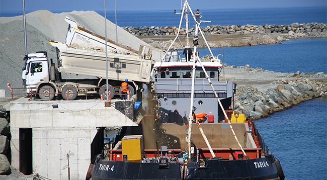 Lojistik Merkezi inşaatında deniz gemilerle dolduruluyor