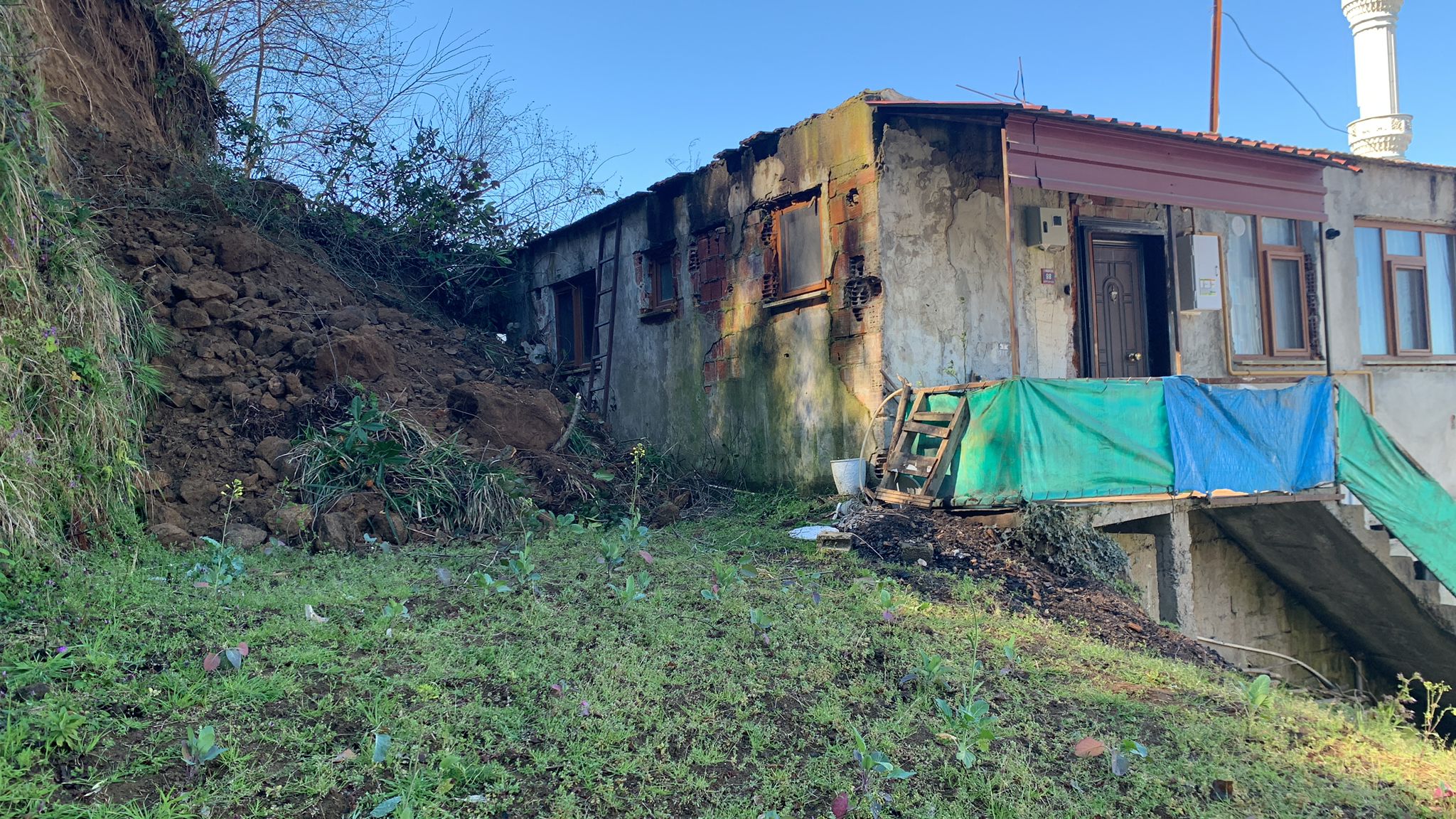 Rize'de evleri heyelana kapılan yaşlı çift evlerini terk etmek zorunda kaldı	