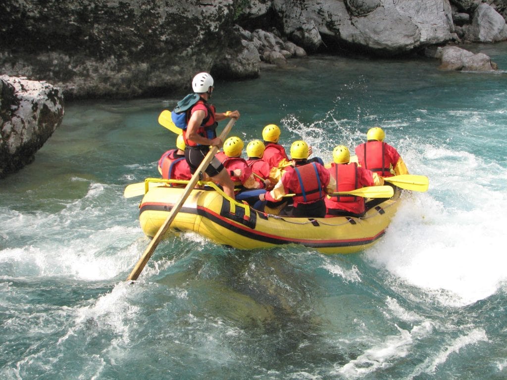 Fırtına Deresi'nde dalgalara karşı rafting yapmak