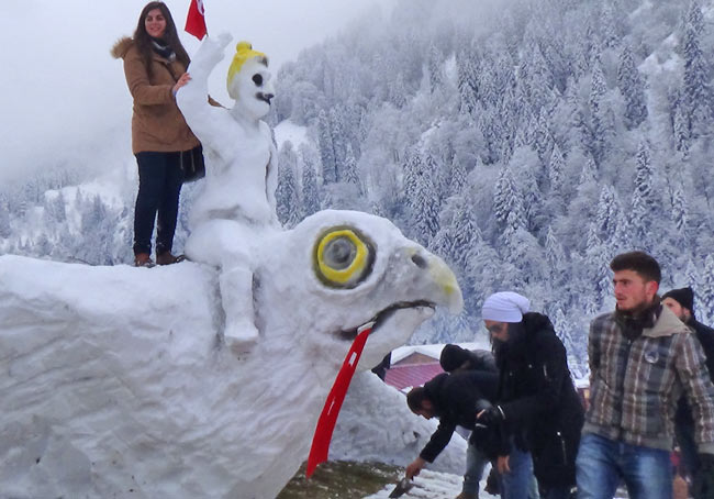 Kar festivallerinde yaratıcı kar heykelleri yapmak