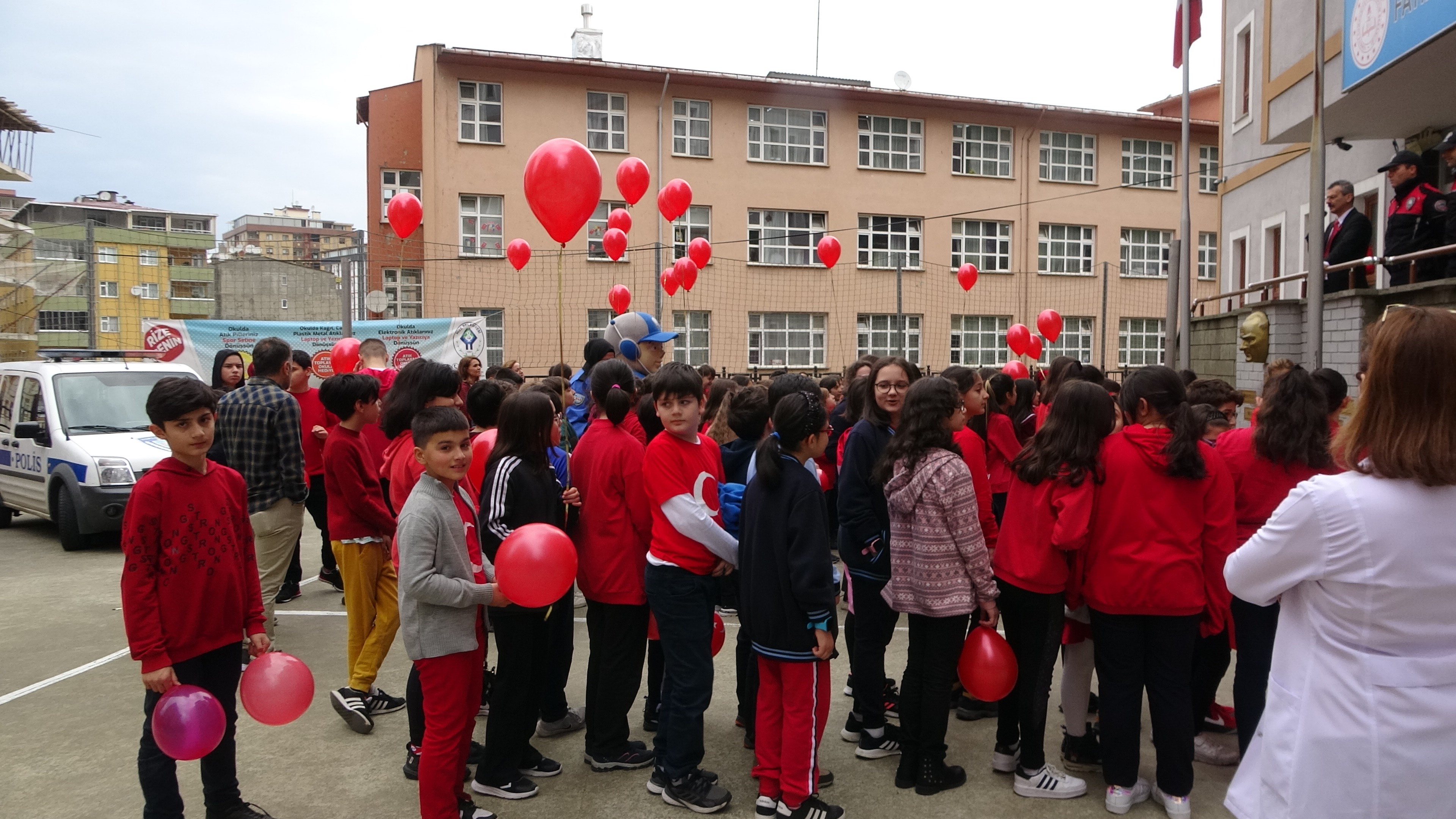 Dünya Otizm Farkındalık Günü Rize'de renkli görüntülere sebep oldu