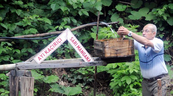 Domuzsavar:
Mekanizma su dolunca diğer tarafa düştüğü için hareketten dolayı ayı ve domuzları uzaklaştırıyor.