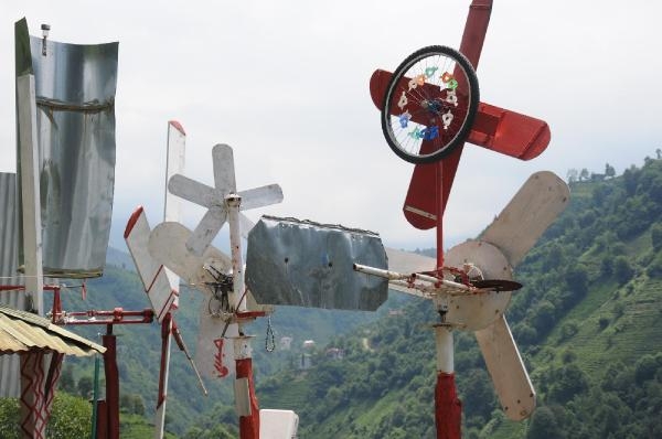 Rize usulu meteorolojik erken uyarı sistemi:
Rüzgarın şiddetiyle dönen 4 pervaneli sistemde pervaneler metal bir aksama çarparak ses çıkarıyor. Bisiklet tekerinin de bağlı olduğu pervanelerden birinin dönmesi halinde 24 saat içerisinde yağış bekleniyor. 