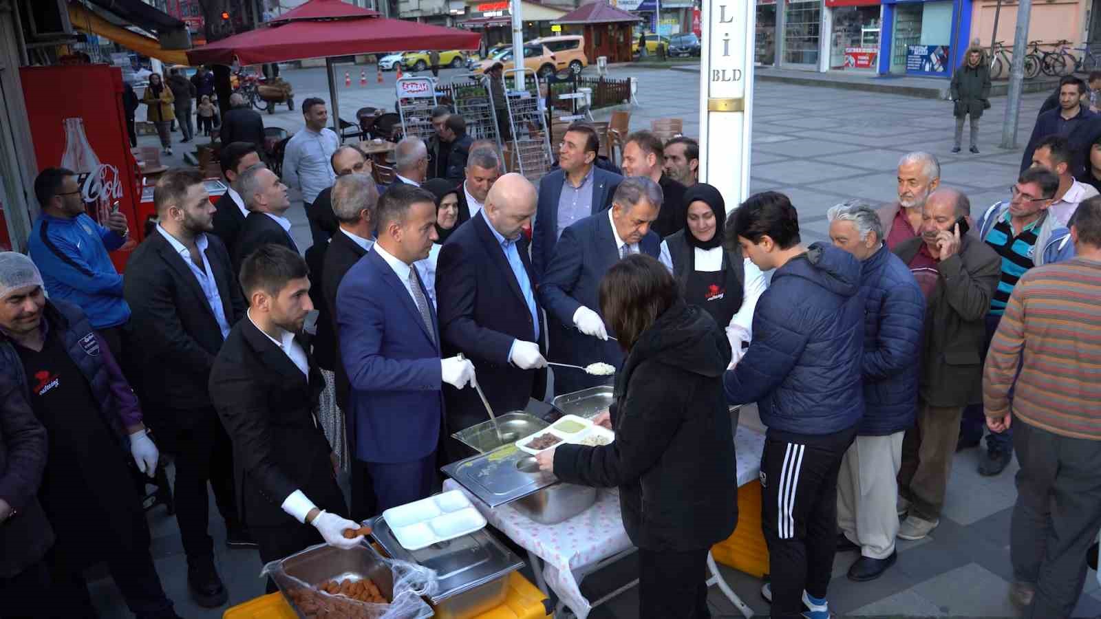 Çayeli’nde geleneksel iftar yemeğinde vatandaşlar bir araya geldi