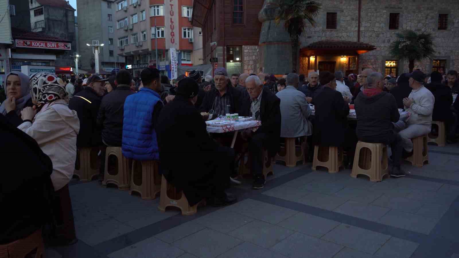 Çayeli’nde geleneksel iftar yemeğinde vatandaşlar bir araya geldi