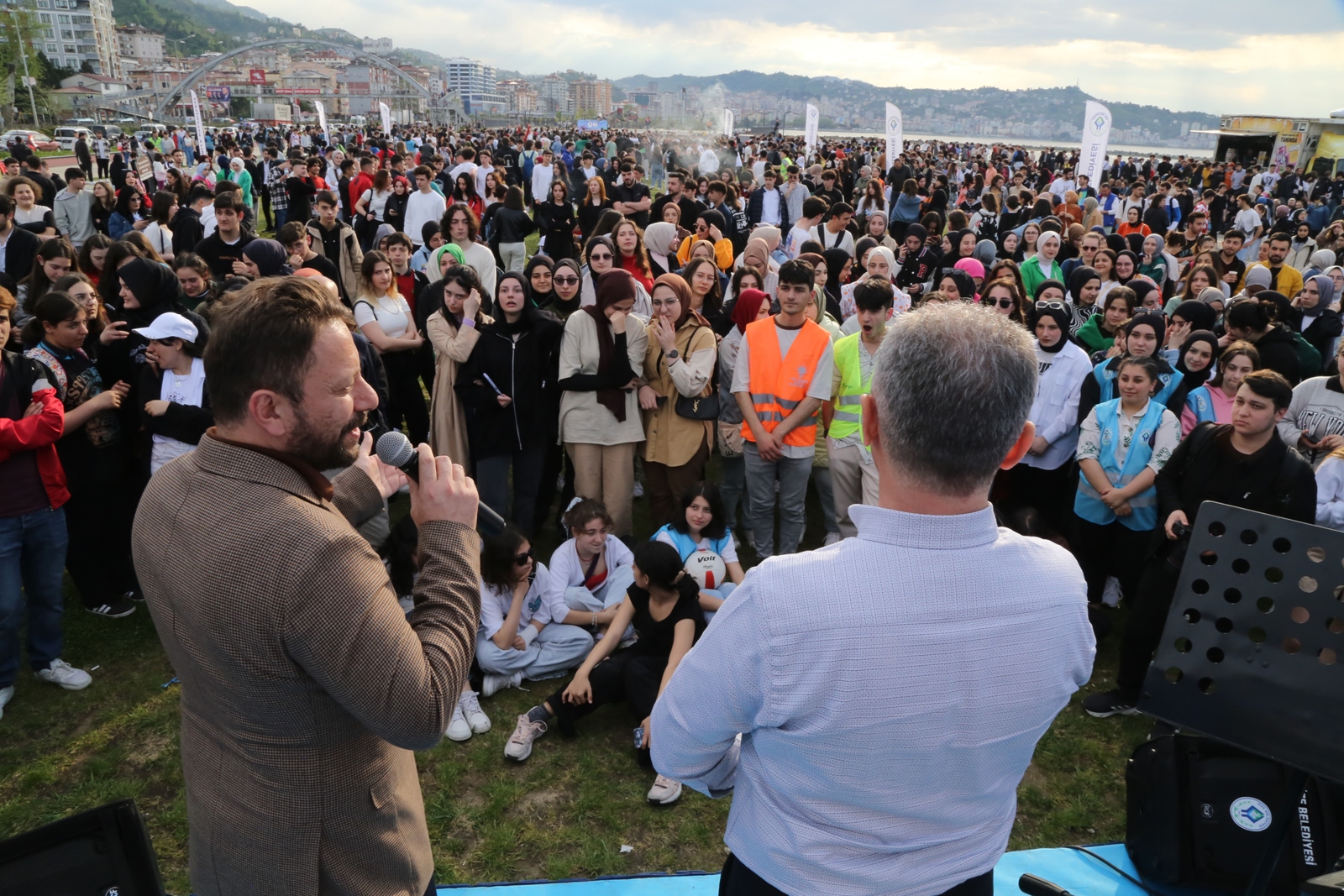 Gençlik Şöleni sucuk ekmek ile lezzetlendi