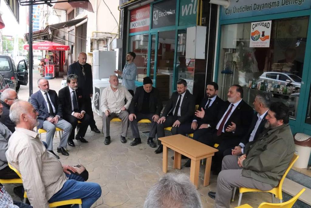 Milletvekili adayları çay üreticileri Dayanışma Derneği'nde kahvaltıda buluştu