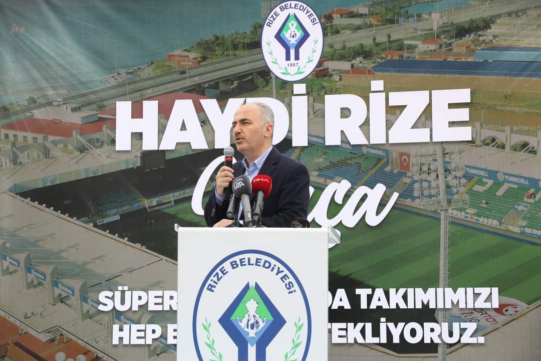 Çaykur Rizespor maçı öncesi vatandaşa köfte ekmek dağıtıldı