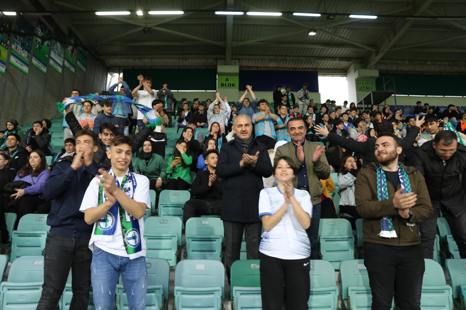 Çaykur Rizespor maçı öncesi vatandaşa köfte ekmek dağıtıldı