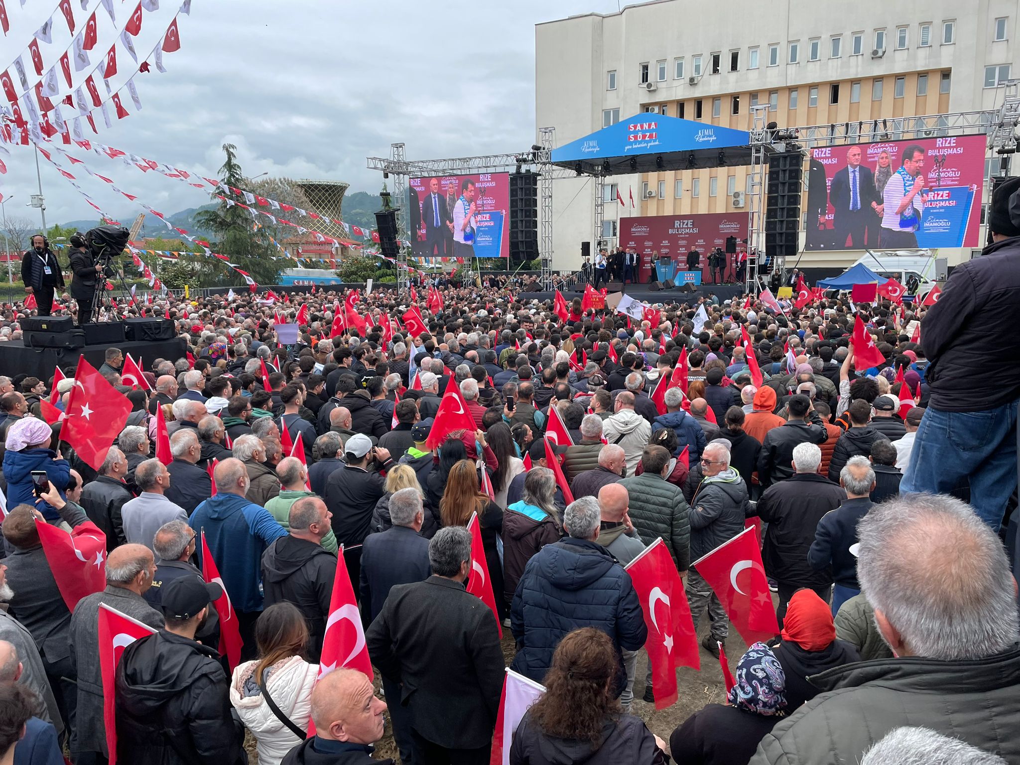 İmamoğlu Rize'de vatandaşlara hitap ediyor