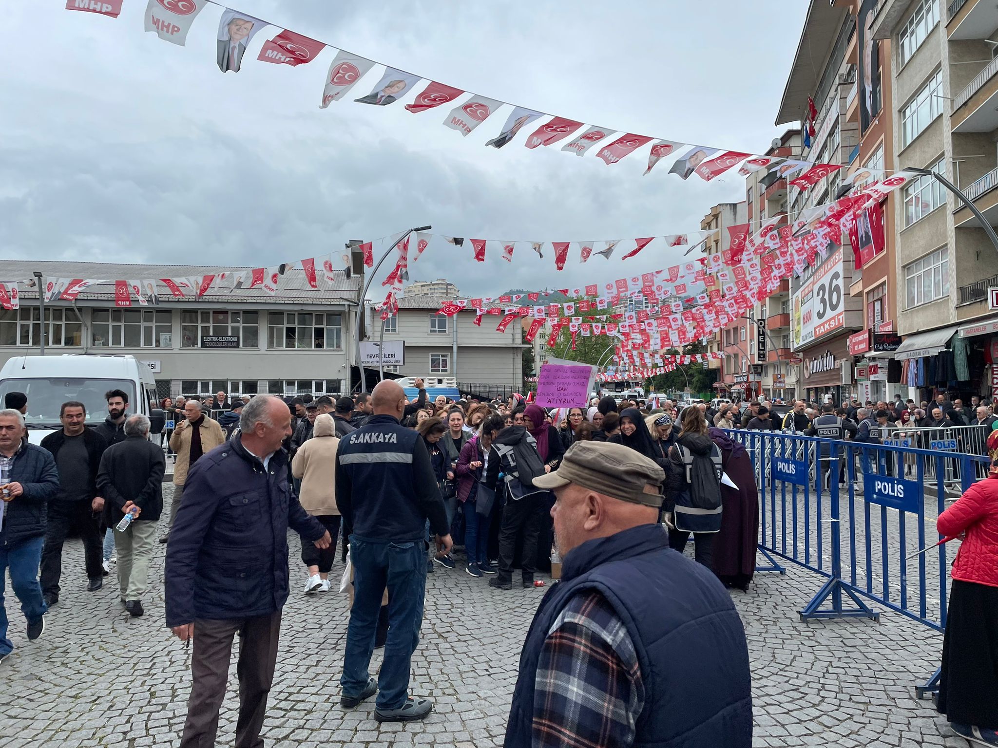 İmamoğlu Rize'de vatandaşlara hitap ediyor