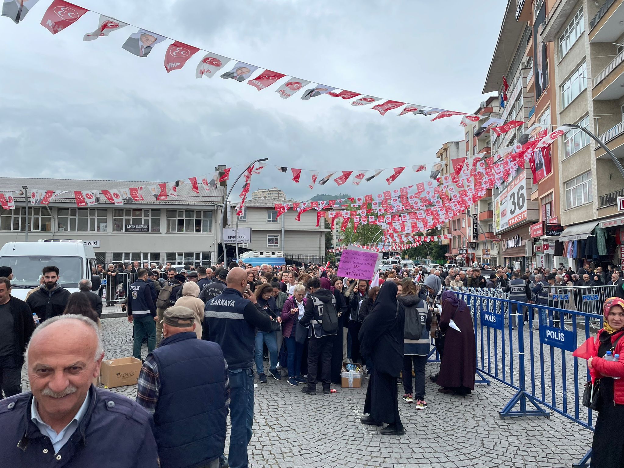 İmamoğlu Rize'de vatandaşlara hitap ediyor