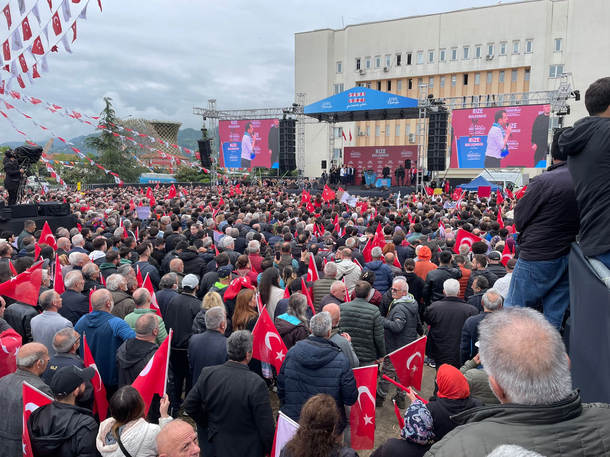 İmamoğlu Rize'de vatandaşlara hitap ediyor