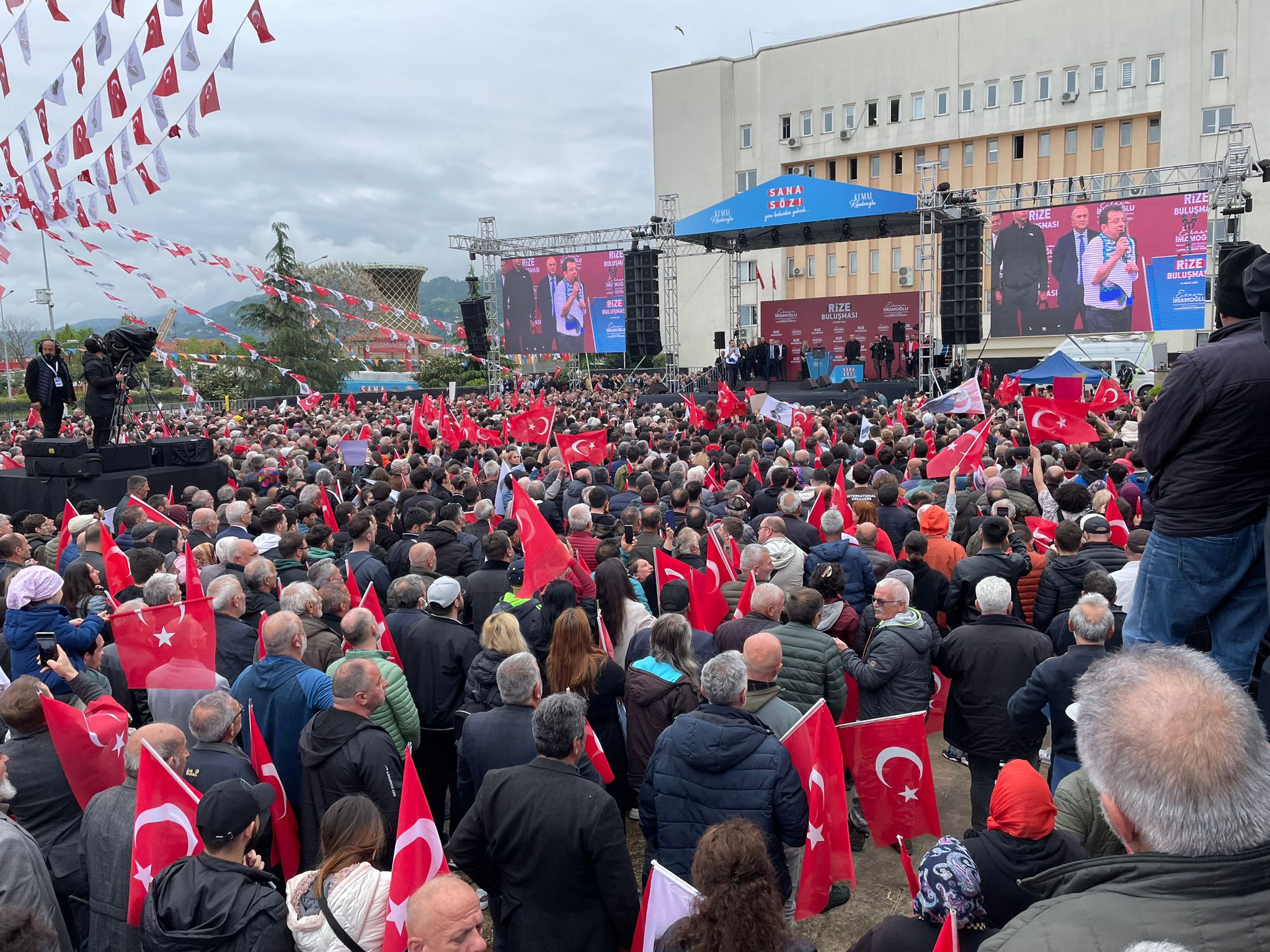 İmamoğlu Rize'de vatandaşlara hitap ediyor