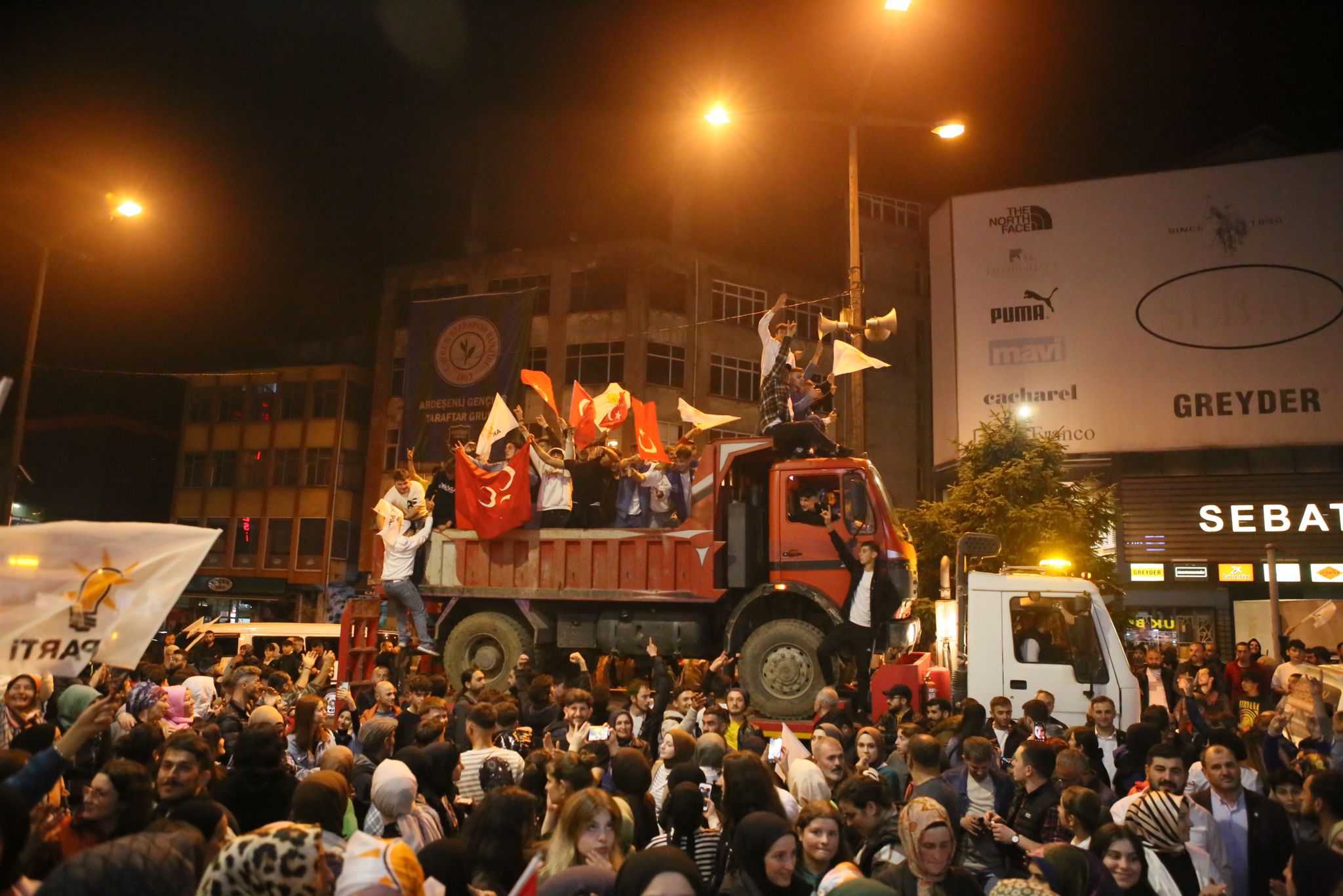 Cumhurbaşkanı Erdoğan'ın seçim başarısı Rize'de coşkuyla kutlandı	