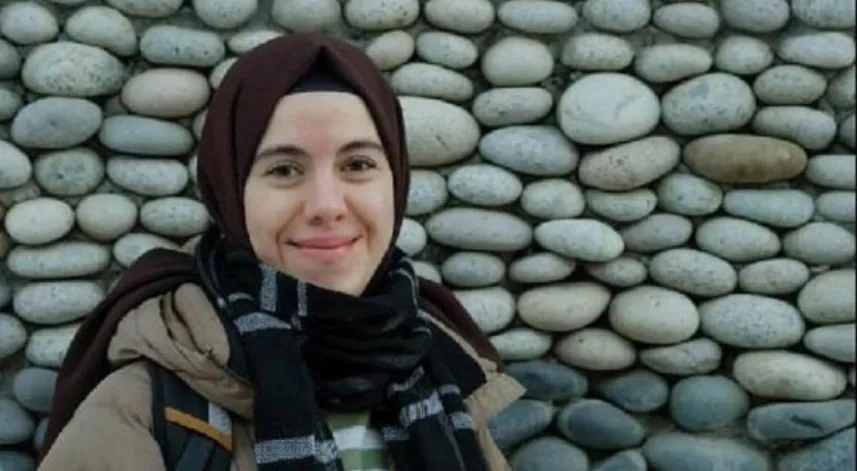 Bağdatlı Mahallesi mevkisinde yolun karşısına geçmeye çalışan 23 yaşındaki hemşire Enise Gürsoy, otomobilin çarpması sonucu hayatını kaybetti.