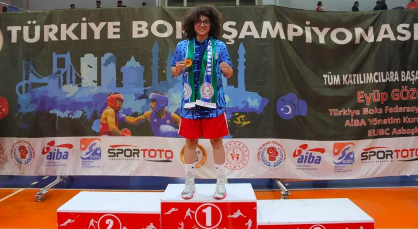 Çaykur Rizespor Boks Takımı sporcusu Hamiyet Demirel, Muğla'da düzenlenen Kadınlar Türkiye Ferdi Boks Şampiyonası'nda, 54 kiloda şampiyon oldu.