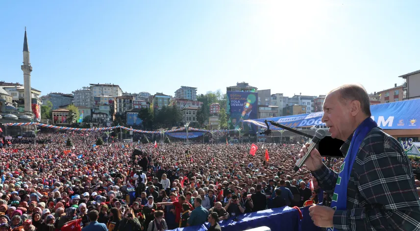 Cumhurbaşkanı Recep Tayyip Erdoğan, 14 Mayıs seçimleri öncesi Rize 15 Temmuz Demokrasi ve Cumhuriyet Meydanı'nda hemşerileriyle buluştu.