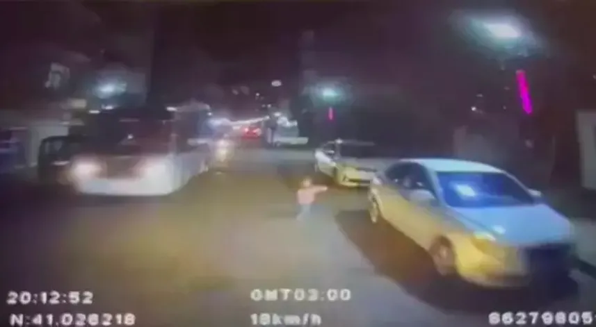 Rize'de aniden yola atlayan çocuk, dolmuş şoförünün dikkatiyle araca çarpmaktan son anda kurtuldu. O anlar anbean kameraya yansıdı.