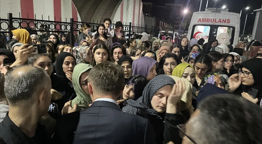 Rize Ayder Kız Öğrenci Yurdunda asansör kazası meydana geldiği gerekçesiyle öğrenciler yurt önünde toplanarak korktuklarını dile getirdi. Yetkililer olay yerine gelerek öğrencileri dinleyerek sakinleştirdi. 