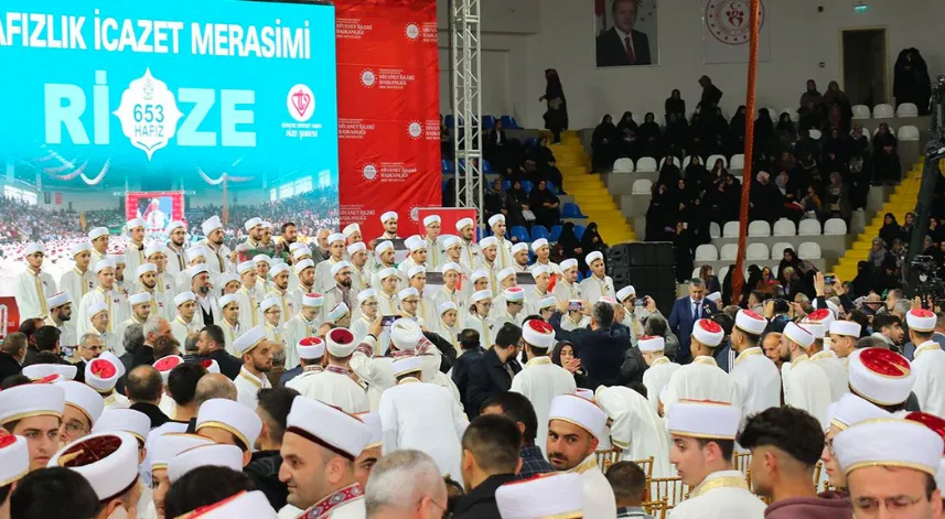Rize Müftülüğü'ne bağlı Kur'an kurslarında hafızlık eğitimi alan 653 öğrenci için Yenişehir Spor Salonu'nda icazet töreni düzenlendi