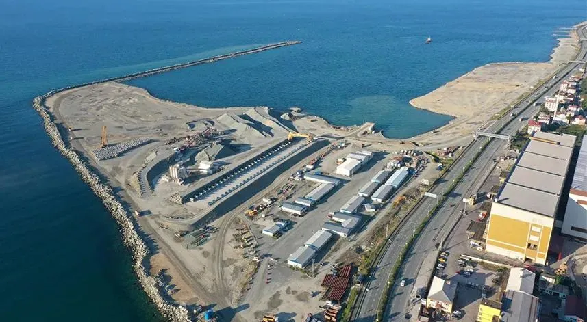 Rize’de yapımı devam eden İyidere Lojistik Limanı 2025 yılında faaliyete geçmesi bekleniyor. 