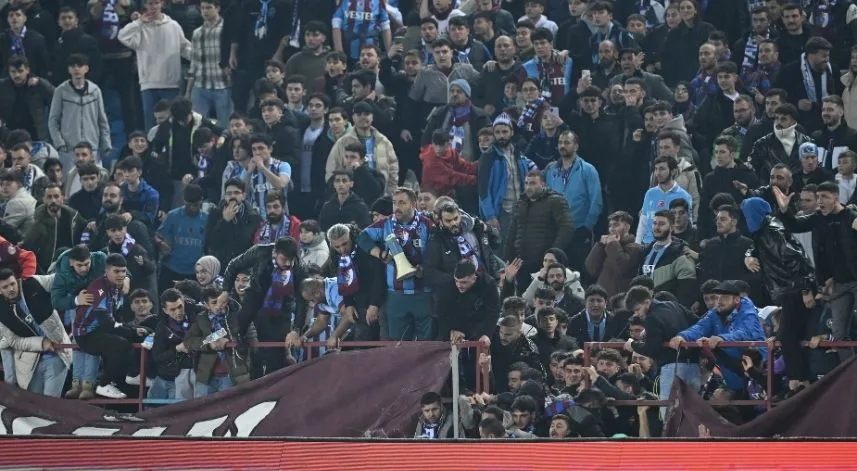 Trabzon'da maç sonu saha karıştı