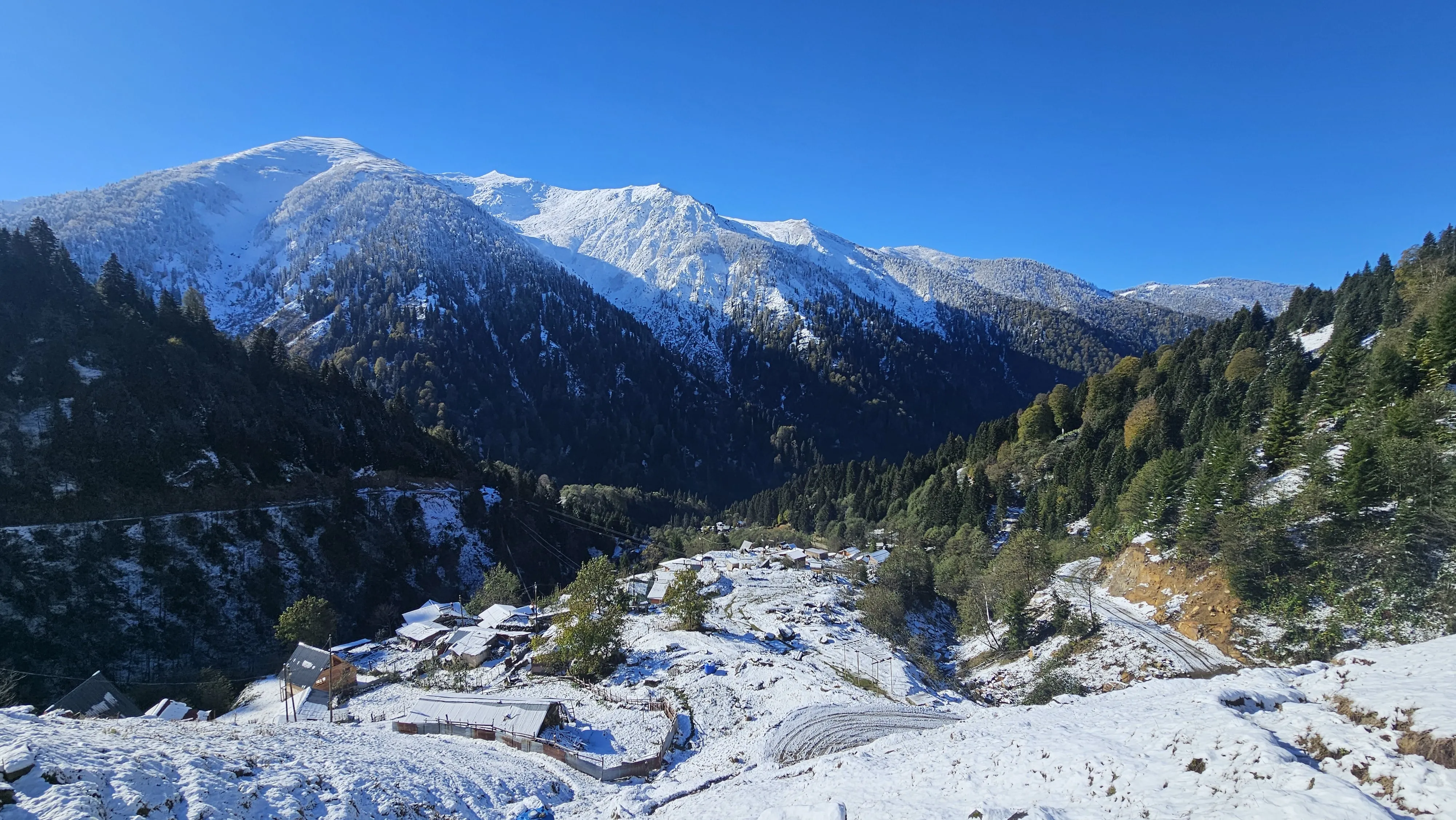 Rize'nin yüksek kesimlerine kar yağdı