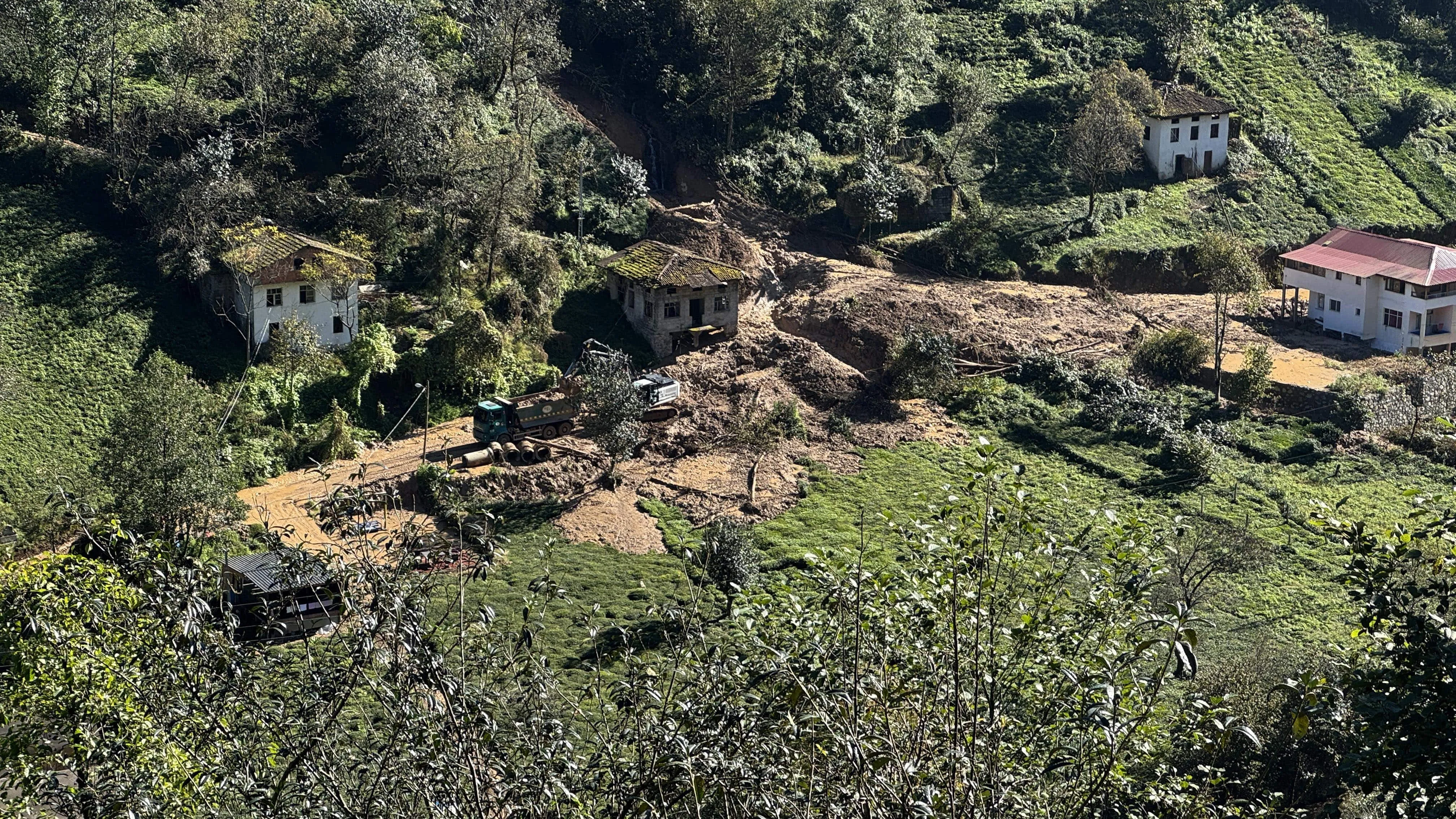 Rize'de heyelan olan köyde temizlik çalışmalarına başlandı